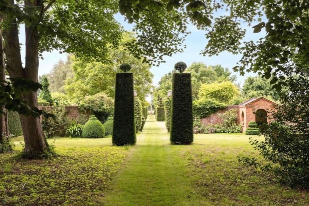Cressy Hall - Historic Grade II Listed Manor, Gorgeous Topiary Garden Gosberton Экстерьер фото