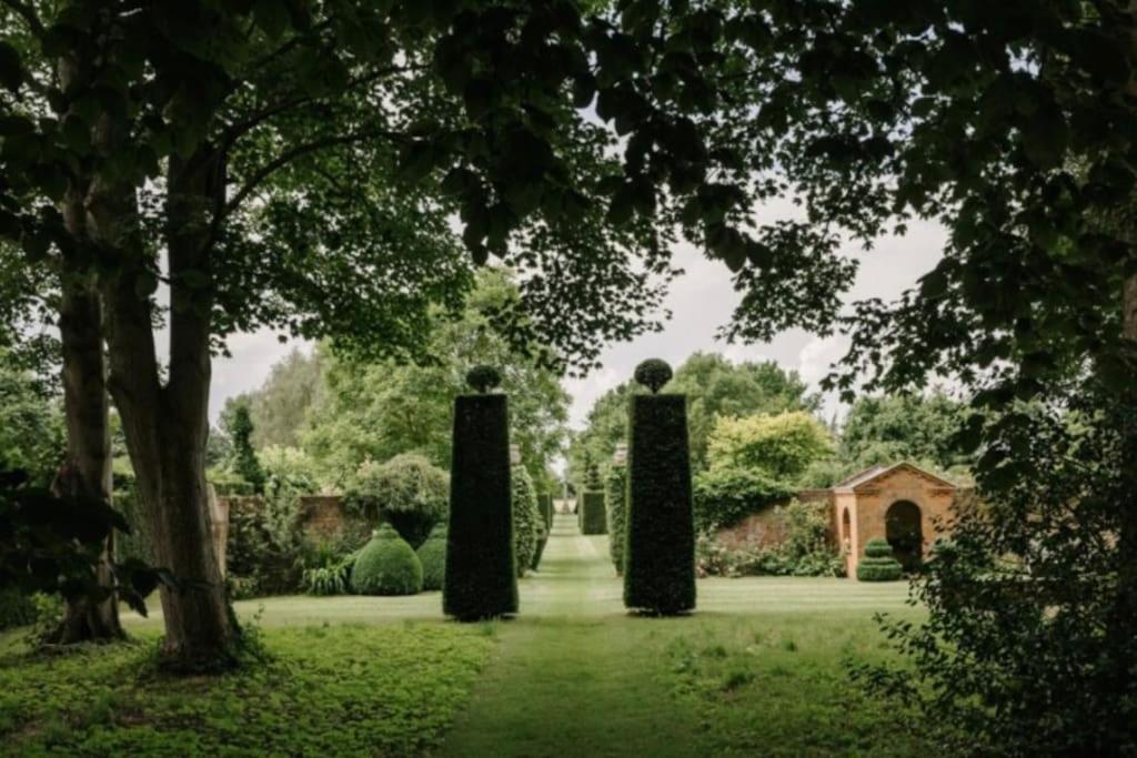 Cressy Hall - Historic Grade II Listed Manor, Gorgeous Topiary Garden Gosberton Экстерьер фото
