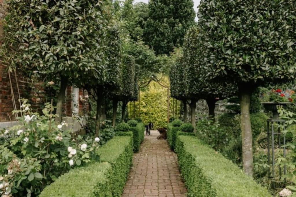 Cressy Hall - Historic Grade II Listed Manor, Gorgeous Topiary Garden Gosberton Экстерьер фото